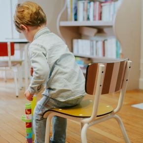 Chaise d’écolier Enfant Little Suzie – Dossier Imrpimé French Riviera French Riviera & Assise Uni Ocre - Pieds Blancs