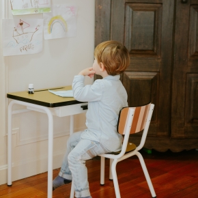 Chaise d’écolier Enfant Little Suzie – Dossier Imrpimé French Riviera French Riviera & Assise Uni Ocre - Pieds Blancs